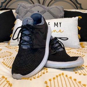 NIKE - Women's Roshe 2 SE, Size 8, Black/Gray/White, 🐍